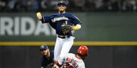 【MLB】ブルワーズ二遊間が華麗なゲッツー　実況も興奮「なんというダブルプレー」