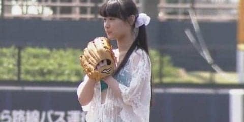 水着姿＆笑顔が可愛らしい　アイドル南衣伶夏さんが日ハム2軍戦で始球式