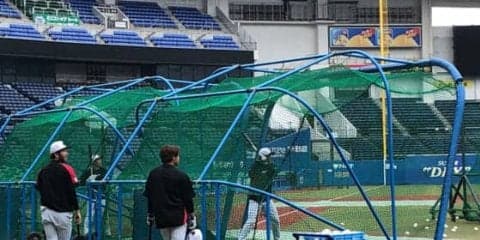 ロッテ投手陣が打撃練習　“超豪華版”で吉井コーチら打撃投手も…「すまん！」