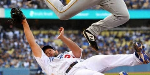 【MLB】まるで事故？　カーショーの猛烈ベースカバーにファン興奮「ビースト」