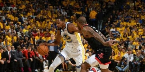 ウォリアーズが先勝、35得点のデュラントは「一つのポゼッションに集中している」