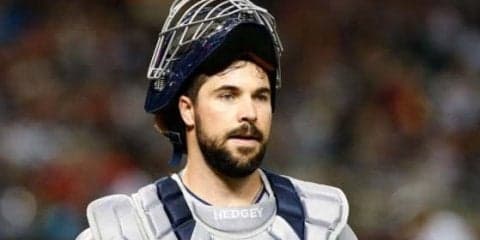 【MLB】一生懸命だけど「笑いが止まらない」　敵ベンチ突入の捕手がすぐ戻ってくる“珍場面”が話題