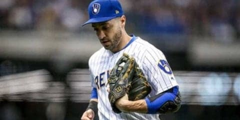 【MLB】外野手がフェンス際でビール浴びずぶ濡れに…敵ファンの行為に非難殺到「失礼」