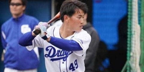 スタメン抜擢の中日・伊藤康、プロ初打席で中前打　19歳がいきなり存在感