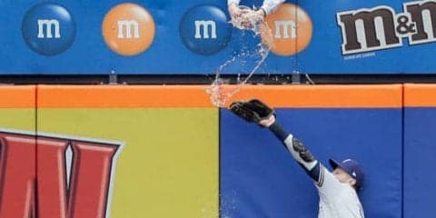 【MLB】外野手がファンのビールでずぶ濡れ…敵軍の動画付き「乾杯」ツイートに疑問の声