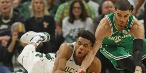 スイッチを多用した守備が機能し、主力3選手が合計78得点のバックスが勝利