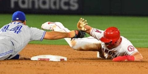 どっちが悪い？　前の走者が“オロオロ”も、トラウトは…MLB公式「奇妙な野球」