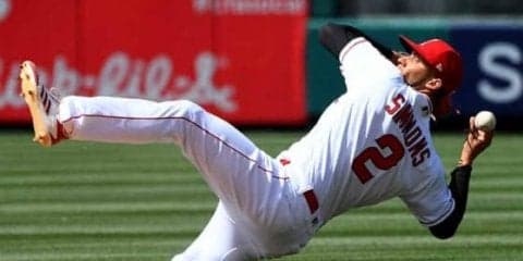 【MLB】「シモンズは常軌を逸している」美技集の“鬼肩”送球にファン驚愕、ゲレーロJr.も…