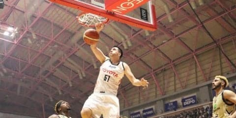 ここ一番のリバウンドで上回ったアルバルク東京、琉球との『削り合い』を制し先勝