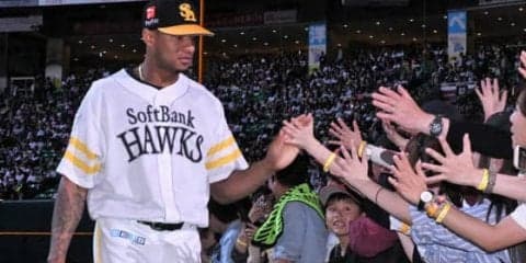 鷹ミランダ、工藤監督に誕生日勝利プレゼント　お立ち台で“渋い歌声”も披露