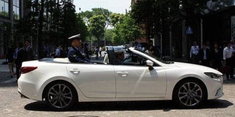 レア車、マツダ アテンザ のオープン仕様 が東京都心に！ 乗ってる女性は…