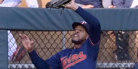 【MLB】ツインズ名手、滑らかすぎるフェンス激突!?　美技動画にファン脱帽「まただ」