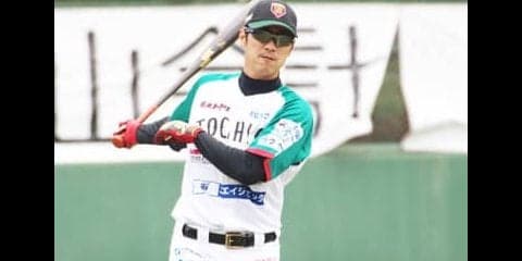 グラウンド内外でオーラ全開。西岡剛はBCリーグの価値を高めている