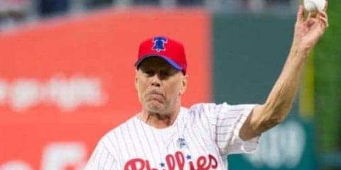 【MLB】ブルース・ウィリスさんが始球式前にフリー打撃も…動画に“酷評”!?「酷いスイング」