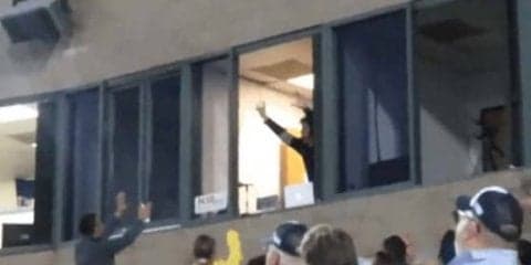 究極の“プロ意識”!?　ファウルをキャッチしながら自ら実況、前代未聞の美技に称賛の声