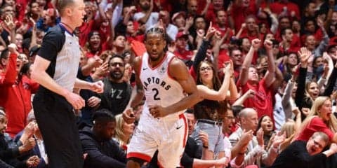 ラプターズが延長戦を制して初勝利、36得点のレナード「戦い続けないといけない」