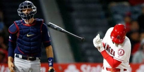 【MLB】大谷翔平、右手に投球直撃で苦悶の表情　2戦連続無安打、場内騒然の中ベンチ下がる