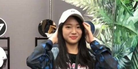 キャップにレプリカユニ…2年連続台湾一・ラミゴのグッズが話題　美人店員が紹介