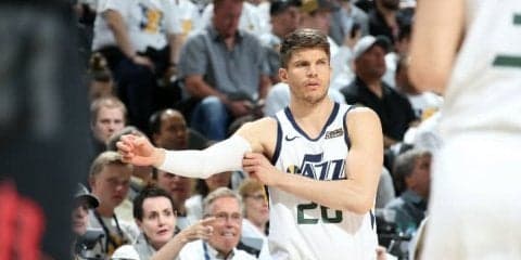 現役続行か引退かが注目されるカイル・コーバーが母校の卒業式で後輩にエール