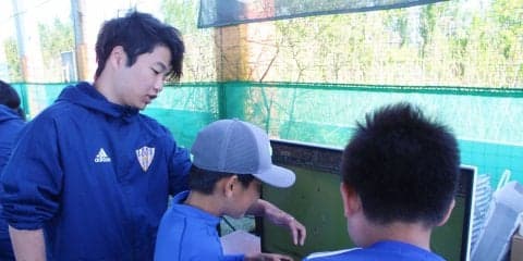 新潟県U-10サッカー大会でeスポーツ体験会 arata選手がサッカー少年にウイニングイレブンの実技指導
