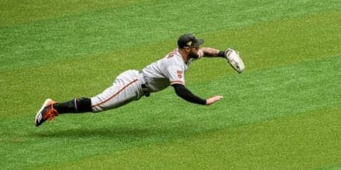 宙を飛ぶ“スーパーダイブ”併殺が米で話題　MLB公式「可能なはずがない」