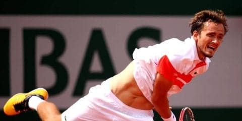 メドベージェフ まさかの大逆転喫し初戦敗退。地元フランス勢との対決で雰囲気にのまれる[全仏オープン]