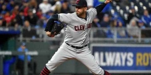 靴下でマウンドに“待ちぼうけ”珍姿にMLB公式注目　「奇妙な光景」