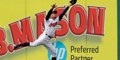 「今まで見た中で最も奇妙」　2度の跳ね返り“アシスト本塁打”にMLB公式驚愕