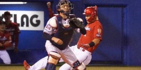 広島、球団最多タイの月間18勝！　4番鈴木が先制2ラン＆同点打