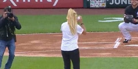 【MLB】“史上最低”始球式でボール直撃のカメラマン、翌日は“完全防備”で登場　ファン「大爆笑」