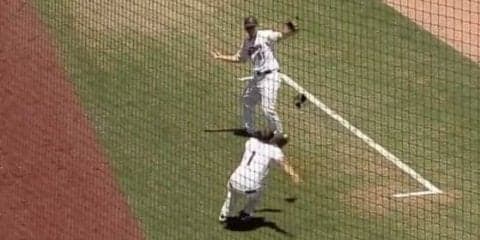 「いるはずのない場所に…」　ボール見失った味方を救う驚異的美技に称賛の声