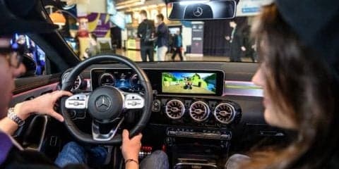 メルセデスベンツ CLA のデジタルコクピットでゲーム、操作はハンドルとアクセル＆ブレーキ…eスポーツ開催