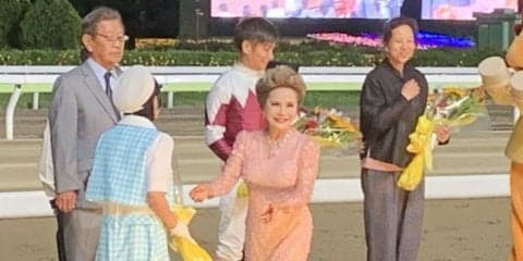 デヴィ夫人が東京ダービープレゼンターとして登壇！馬券は外れる