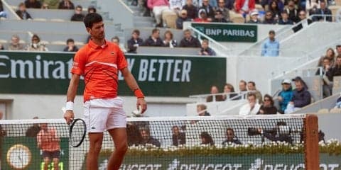 強風に悩まされたジョコビッチを、雨が救った