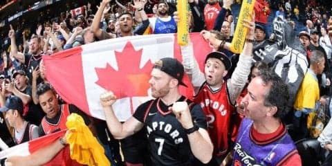 歴史的瞬間の目撃者となるために、熱烈なラプターズファンたちがテント泊を敢行