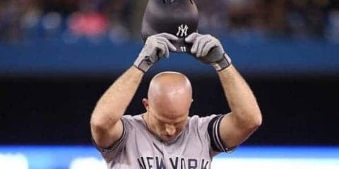 【MLB】投げたヘルメットが跳ね返り唇を6針縫う怪我　ガードナーは「バトルに負けた」