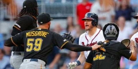 【MLB】これだけで乱闘に!?　ユニホームかすめた投球でベンチ総出、3人が退場する事態に