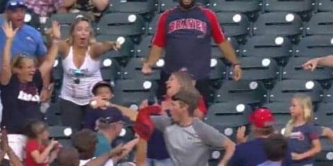 【MLB】満塁弾を右手で“ジャンピング素手キャッチ”　「ファン史上最高のプレー」誕生!?