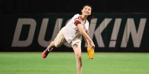 弾ける笑顔で魅了　タレント鈴木ちなみがヤフオクDで始球式「すごく緊張」
