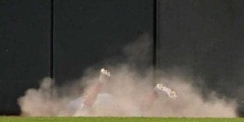 【MLB】「あの男は飛んでいた…」　22歳外野手のスーパーダイブ超絶美技にファン驚愕