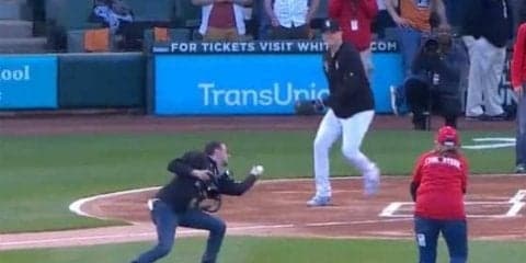 【MLB】“爆笑始球式”再び　前回ボール直撃カメラマンが会心の好守「その男は避けられない」