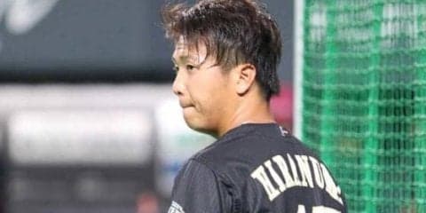 日ハム平沼、死球で負傷交代→抹消へ…松葉杖をついて球場を後に