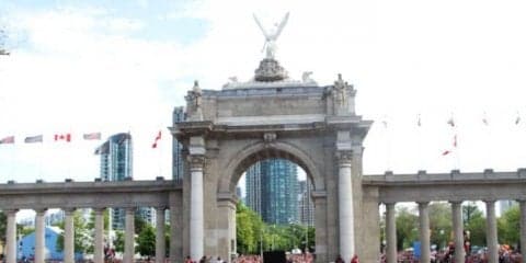 トロントで行われたラプターズの優勝パレードで発砲事件、2人が負傷、2人を逮捕