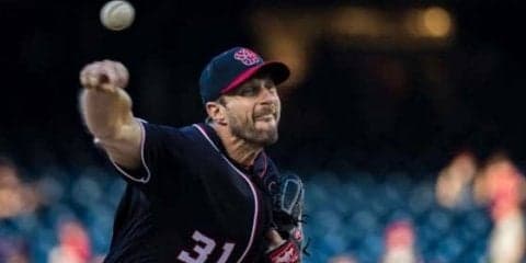 【MLB】笑っちゃいけないけど…　“最強右腕”シャーザー、バント失敗→鼻直撃で負傷