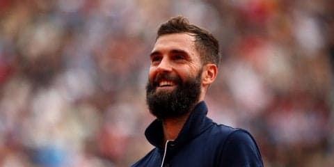 テニスの試合がサッカーに？まさかのリフティングとパスの応酬に観客も大興奮