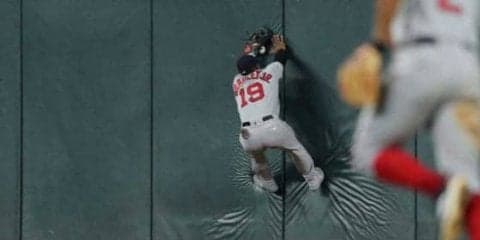 【MLB】Rソックス外野手の“背走フェンス激突キャッチ”に米衝撃　「スパイダーマンが実在」