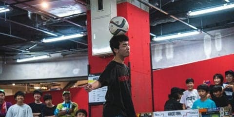 フリースタイルフットボールの関西大会「KANSAI PARK」、うっしーが前回王者を下し初優勝！