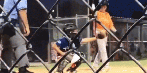 少年捕手がジャンプ捕球→ストライクゾーンにミットを動かす“荒業”「超面白い」