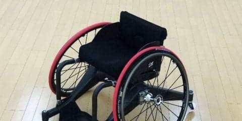 世界初！フレームにカーボンを使用したパラバドミントン車いすを共同開発