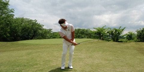 アプローチが上手くなるコツを宮本勝昌が伝授！「膝を動かして打つことを意識」